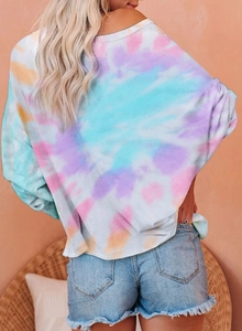 Vue macro d'un haut tie-dye décontracté avec un short en jean effiloché