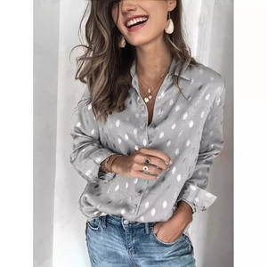 Chemisier femme à manches longues avec pois argentés sur tissu gris clair