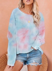 Détail macro du motif tie-dye décontracté sur haut à manches longues pour femmes