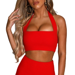 Top corto rosso sexy con allacciatura al collo e set coordinato da donna aderente