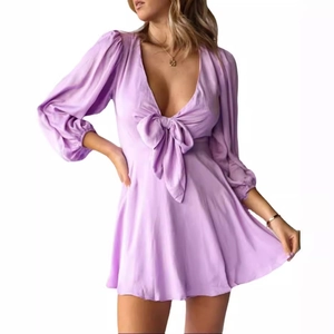 Robe lavande à col en V avec manches lanterne et nœud papillon au design fluide
