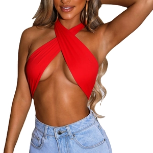 Haut court licou rouge sexy avec design croisé et dos nu pour un style estival chic