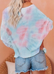 Vue arrière d'un haut tie-dye ample et d'un short en jean montrant la coupe décontractée