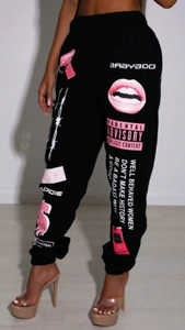 Détail du jogging noir avec imprimés street art roses et motifs graphiques Babyboo