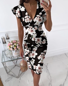 Détail de l'imprimé fleuri sur robe ajustée à col en V avec volants et plis à la taille