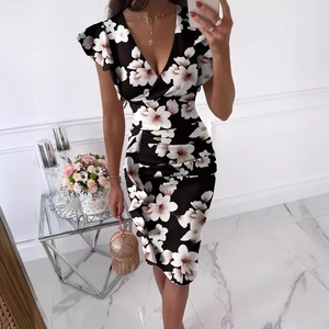 Robe midi à fleurs avec col en V, volants et coupe ajustée en noir et rose élégant