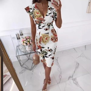 Robe à fleurs col V avec manches à volants et design portefeuille blanc d'été