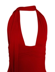 Dettaglio dell'abito rosso a sottoveste con tessuto testurizzato ed eleganti arricciature