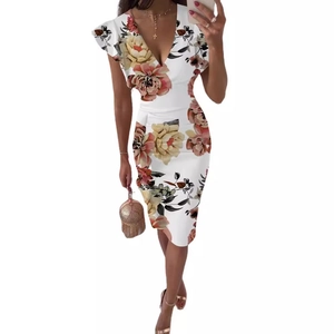Robe d'été ajustée à imprimé floral avec col en V profond et manches volantées élégantes