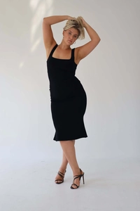Detail of a black midi dress with square neckline and slim fit cut in elastic fabric
