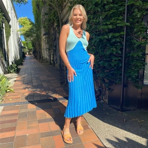 Abito midi estivo in maglia da donna con scollo a V e design colorblock blu