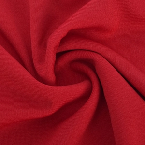 Macro di tessuto a maglia rosso che mostra la texture e il dettaglio del drappeggio