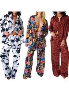 Vue détaillée de trois ensembles de pyjama pour femmes avec motifs floraux et tropicaux