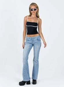Camisole noire ajustée avec bordure contrastée blanche et jean évasé bleu clair