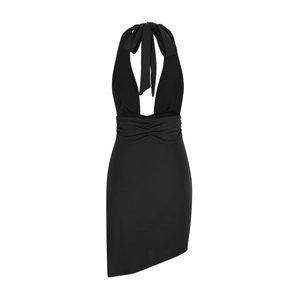 Dettaglio del vestito nero a lupetto con scollo a V profondo, fiocco e pieghe in vita