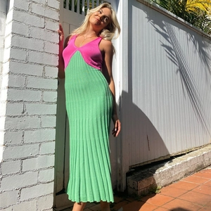 Abito lungo in maglia bicolore aderente con corpetto rosa e gonna a pieghe verde mela