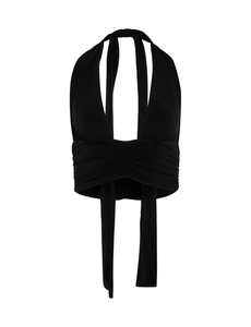 Détail du crop top noir avec décolleté en V et texture de tissu plissé à la taille