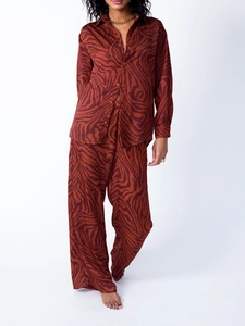 Détail de l'ensemble deux pièces pour femme avec chemise satinée zébrée et pantalon large