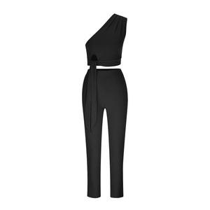 Détail du haut noir asymétrique avec anneau à la taille et lacet décoratif