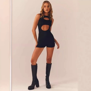 Tuta corta nera minimalista slim fit con aperture circolari e design senza maniche