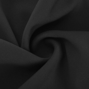 Détail du tissu tricoté noir avec un effet de drapé plissé élégant et une texture douce