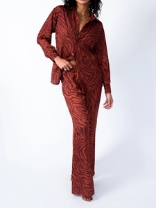 Détail d'un ensemble deux pièces en satin pour femme avec imprimé zèbre marron