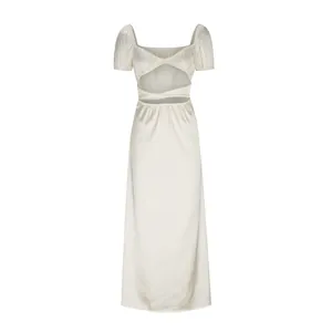 Détail d'une robe longue en satin crème avec découpes à la taille et laçage croisé