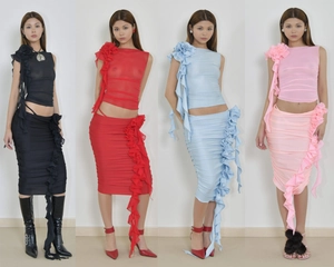 Détails de l'ensemble en maille transparente avec volants 3D et textures plissées