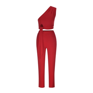 Détail de l'ensemble bordeaux deux pièces avec lacets à la taille et top asymétrique