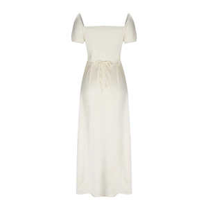 Vue détaillée d'une robe longue crème avec manches bouffantes et taille nouée au dos