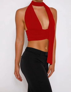 Détail du haut court licou rouge froncé avec écharpe de cou assortie et tissu plissé