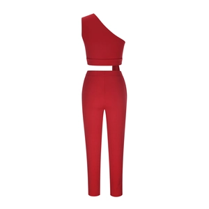 Détail de l'ensemble deux pièces rouge avec top asymétrique et pantalon taille haute