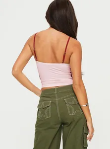Détail du pantalon cargo vert armée avec broderie étoile blanche sur la poche arrière