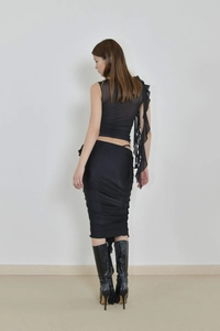 Détail de l'ensemble deux pièces en maille noire avec épaule volantée et jupe midi