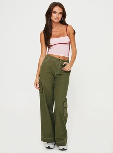 Détail du crop top rose avec bordure bordeaux et pantalon cargo vert olive à surpiqûres