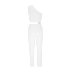 Détail d'un ensemble blanc deux pièces avec crop top asymétrique et pantalon slim