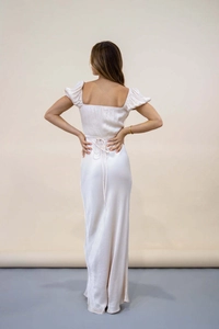 Détail du laçage croisé élégant au dos sur une robe longue en satin ivoire