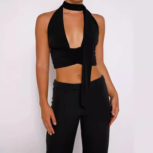 Haut court noir sexy avec lien foulard au cou et décolleté en V plongeant élégant