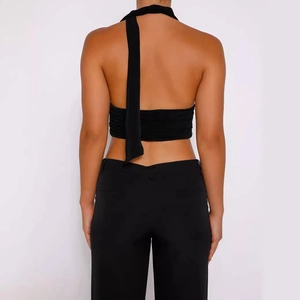 Vue arrière d'un crop top licou noir sexy avec long ruban au cou et dos nu élégant