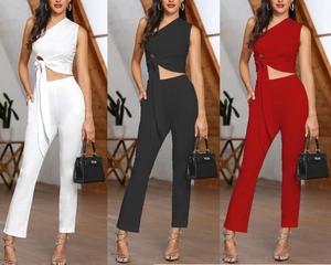 Comparaison tricolore d'un ensemble top asymétrique et pantalon taille haute