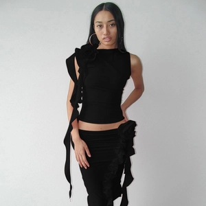 Détail des fleurs 3D et des volants drapés sur cet ensemble noir pour femme