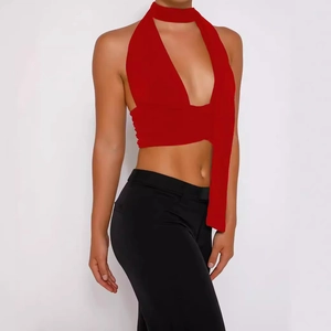 Haut sexy rouge dos nu avec leggings noirs à taille haute et détails de drapé long