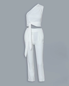 Détail du haut court blanc à une épaule avec cordon de serrage et pantalon assorti