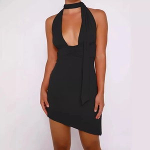 Elegante abito nero a girocollo con profondo scollo a V e orlo irregolare per feste e serate