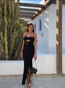Detailansicht eines schwarzen Cut-Out-Kleids mit Twist-Bust und hohem Seitenschlitz