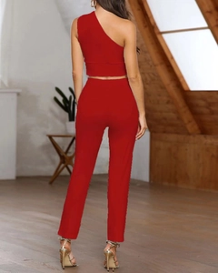 Vue arrière d'un ensemble rouge deux pièces avec haut asymétrique et pantalon ajusté