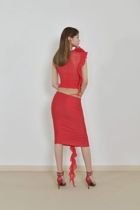 Détails de l'ensemble rouge deux pièces avec crop top à volants et jupe en mesh froncée