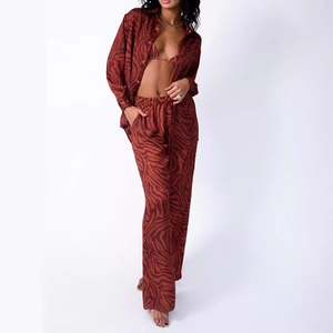 Ensemble 3 pièces femme avec chemise, haut de bikini et pantalon large à motif tigre