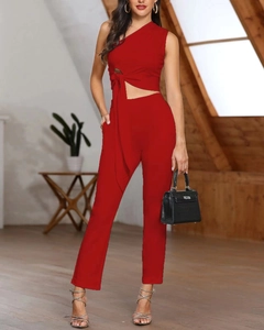 Détail de l'ensemble rouge deux pièces avec haut à une épaule et pantalon ajusté