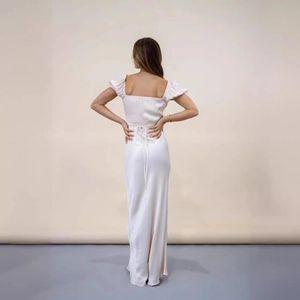 Robe longue élégante en satin ivoire avec manches bouffantes et dos lacé pour femmes